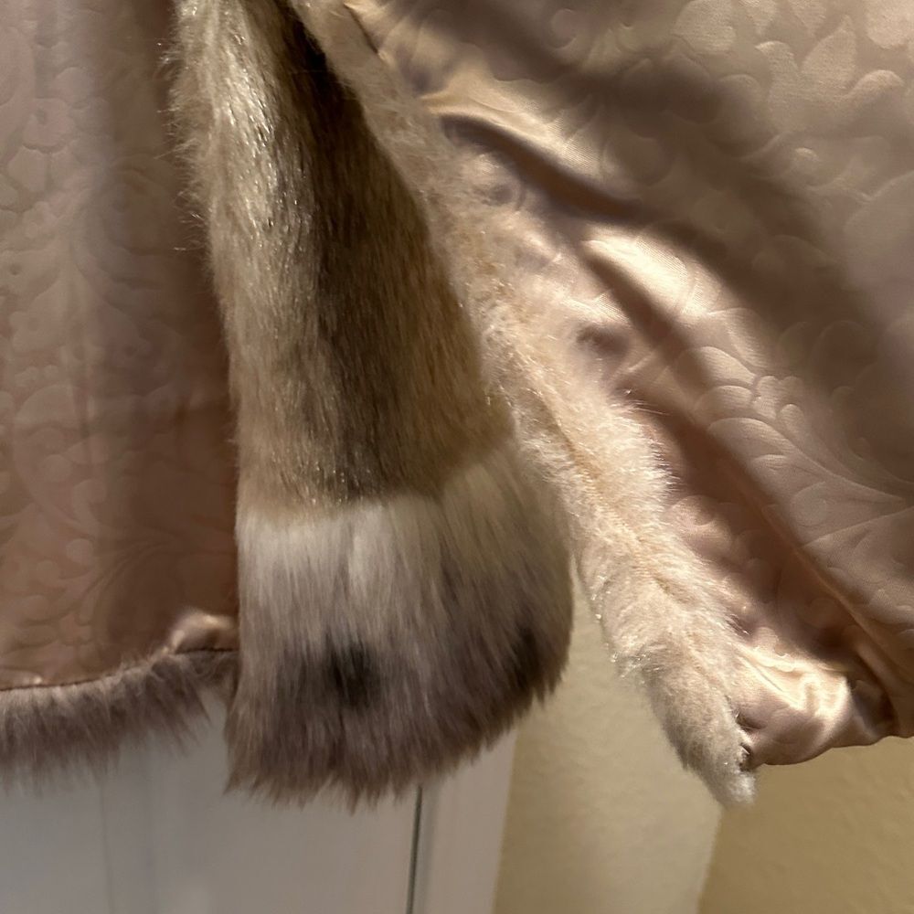 Elegant Vintage Faux Fur Cape - Cream and Gray - Picture 3 of 8